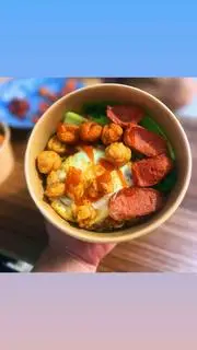 Hình ảnh mì trộn cá viên + xúc xích + trứng ốp la 