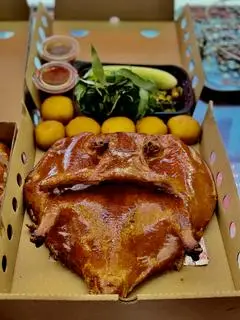Hình ảnh 1 con vịt quay da giòn để nguyên không chặc