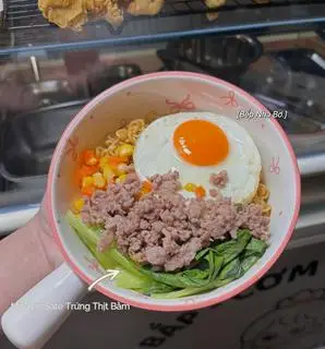 Hình ảnh Mì Trộn Trứng Xúc Xích  - Bếp Nhà Bơ 