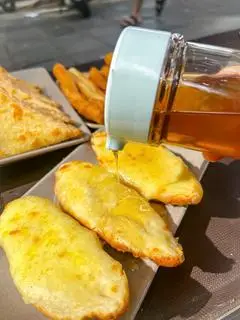 Hình ảnh Bánh mì phô mai kéo sợi