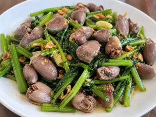 Hình ảnh Tim Gà Xào Rau Muống