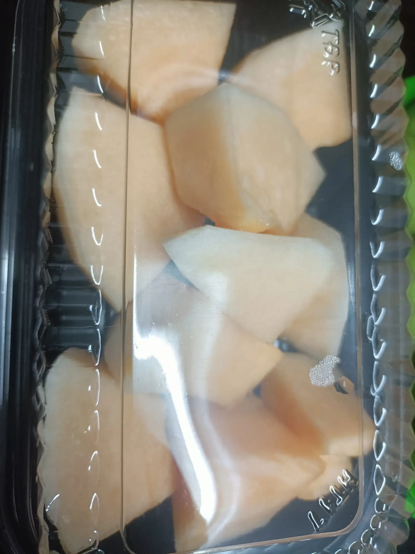 Hình ảnh dưa lưới hộp ăn kèm muối tôm 
