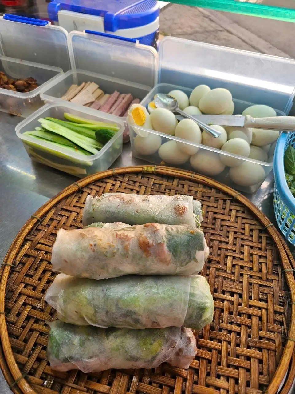 Hình ảnh Cuốn Tây Sơn thịt heo nướng có bánh hỏi 