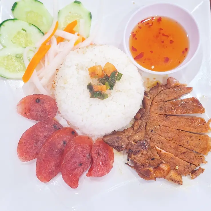 Hình ảnh Cơm tấm sườn - lạp xưởng