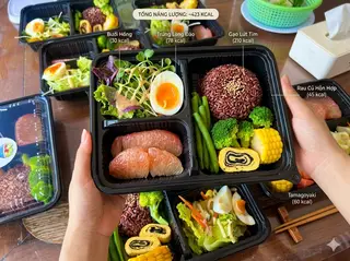 Hình ảnh cơm gạo lức + trứng cuộn rong biển + rau củ luộc 