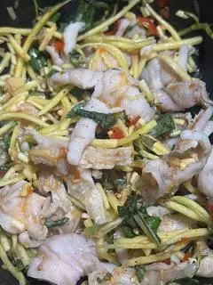 Hình ảnh GỎI XOÀI CHÂN GÀ RÚT XƯƠNG 