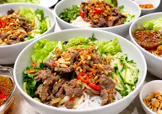 Hình ảnh Bún trộn bò - sốt chua ngọt