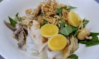 Hình ảnh Bánh Ướt Gà Xé + Trứng Non