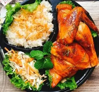 Hình ảnh Xôi Gà Ta Quay 1/2 Con + nộm, rau thơm gia vị chấm 