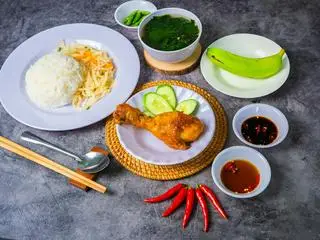 Hình ảnh Cơm đùi gà chiên nước mắm