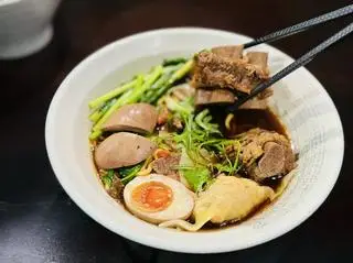 Hình ảnh Mì bò full topping ê hề