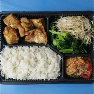 Hình ảnh Cơm gà rang gừng sả +Đậu phụ nhồi thịt+ Trứng ốp