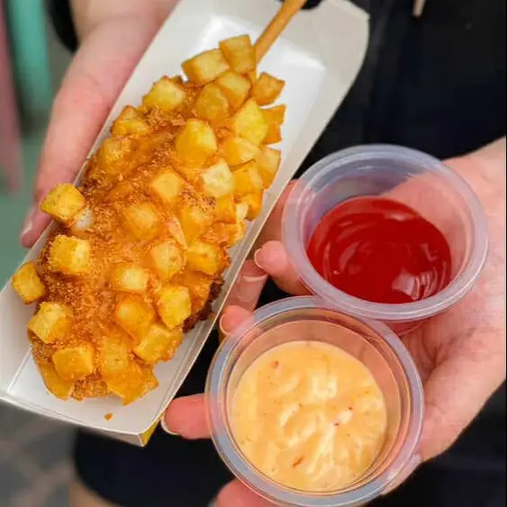 Hình ảnh Hotdog nhân xúc xích phô mai mozzarella - vỏ bánh khoai tây