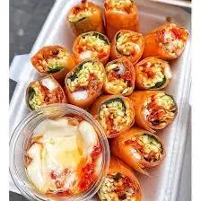 Hình ảnh Bánh tráng cuốn bơ + sốt chấm (cuốn sẵn)