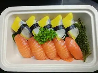 Hình ảnh Sushi 2 loại cá hồi cá trích - 10pc