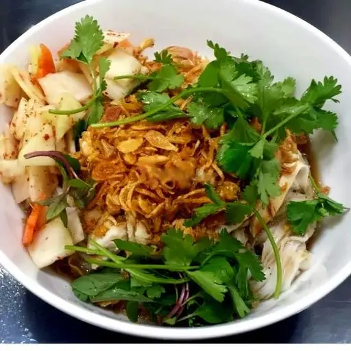 Hình ảnh Phở trộn gà đùi