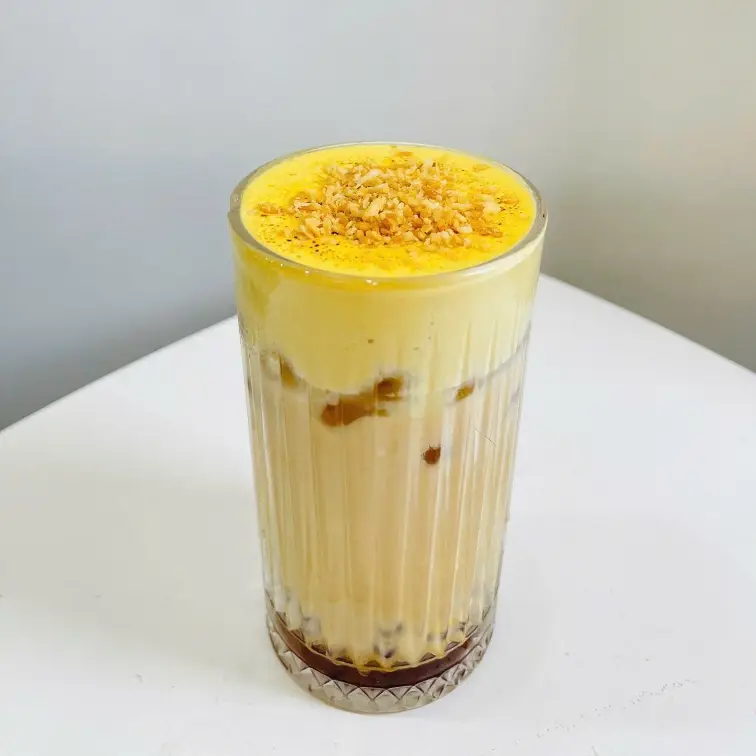 Hình ảnh Hồng trà kem trứng dừa nướng
