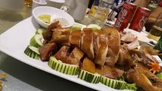 Hình ảnh gà hun khói 1/2 con - tặng 1 hũ sốt chấm 
