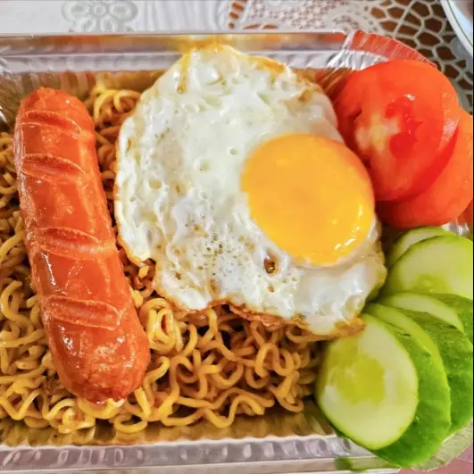 Hình ảnh Mì Trộn Indomie Xúc Xích+ Trứng Lòng Đào