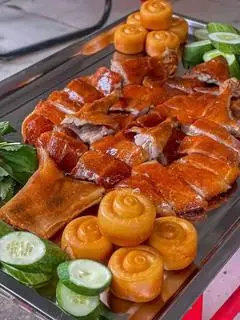 Hình ảnh Nguyên con vịt quay tì bà da giòn