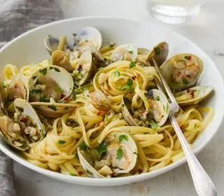 Hình ảnh Mì Ý sốt tỏi ớt và dầu oliu/ Garlic Chili Olive Oil pasta