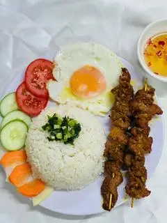 Hình ảnh Cơm tấm thịt nướng trứng opla