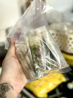 Hình ảnh Bánh tráng ghiền cuốn me
