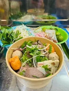 Hình ảnh Bún bò Huế không móng thay bằng mọc
