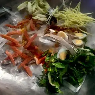 Hình ảnh Bánh tráng trộn nem - xoài - cút