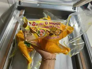 Hình ảnh 1 con gà ủ muối không đầu - không chặt