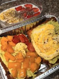 Hình ảnh Bánh mì bơ trứng dâu - xoài