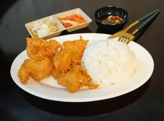 Hình ảnh Cơm má đùi sốt mắm tỏi