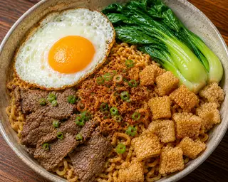 Hình ảnh mì trộn tóp mỡ bò + trứng ốp la 