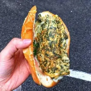 Hình ảnh Bánh mì trứng ngải cứu