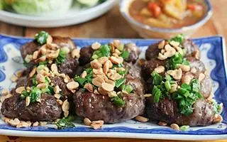 Hình ảnh Bò nướng mỡ chài cuốn bún