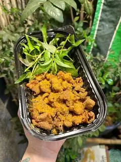 Hình ảnh Da Gà + Sụn Gà Lắc Muối