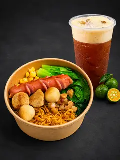 Hình ảnh Mì trộn xúc xích viên bò cá - Hồng trà sốt tắc 700ml