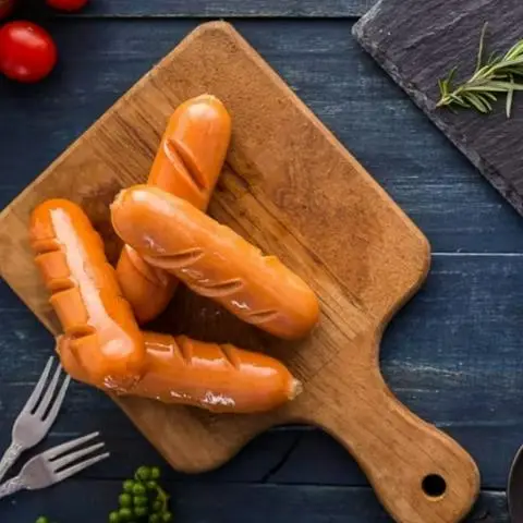 Hình ảnh 2 cây xúc xích chiên thơm ngon