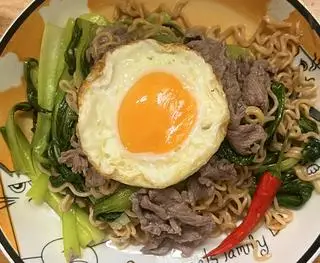 Hình ảnh Mì trộn bò trứng 