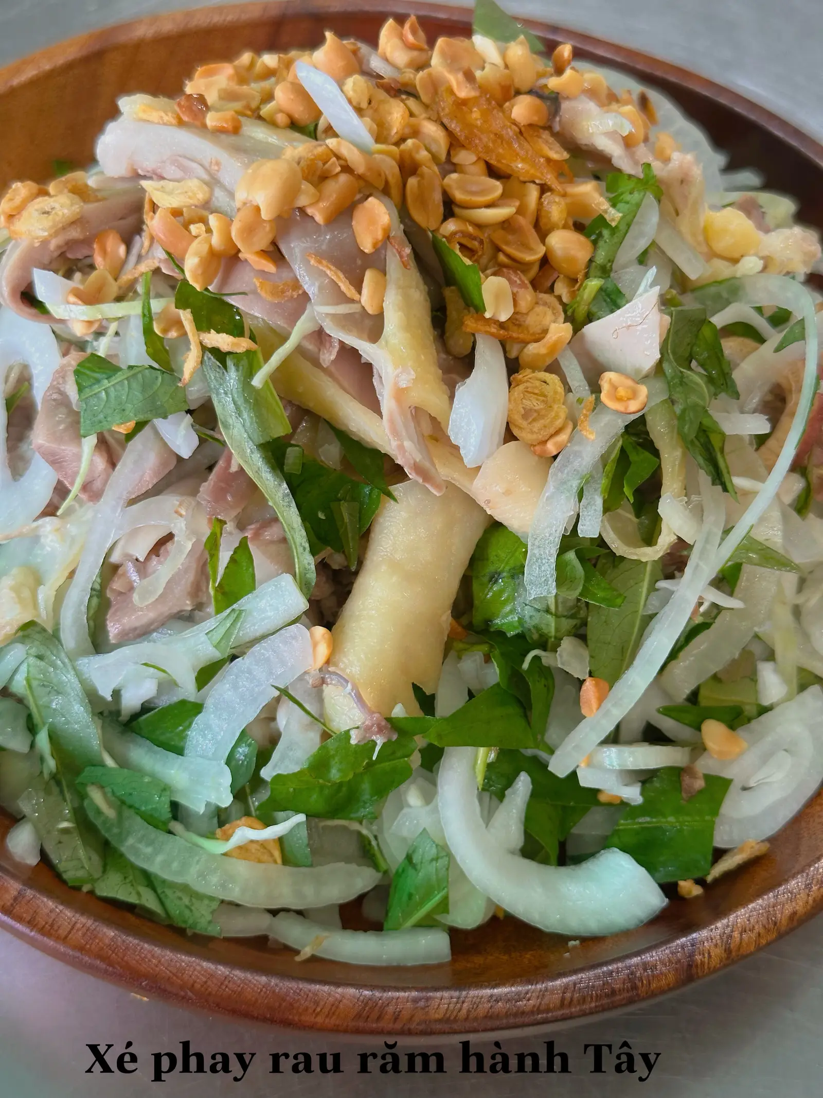 Hình ảnh 1 con gà xé phay rau răm hành tây - cháo lớn