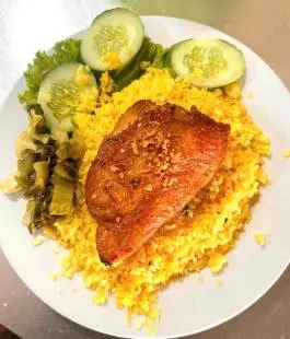 Hình ảnh Cơm gà xối mỡ Má Đùi