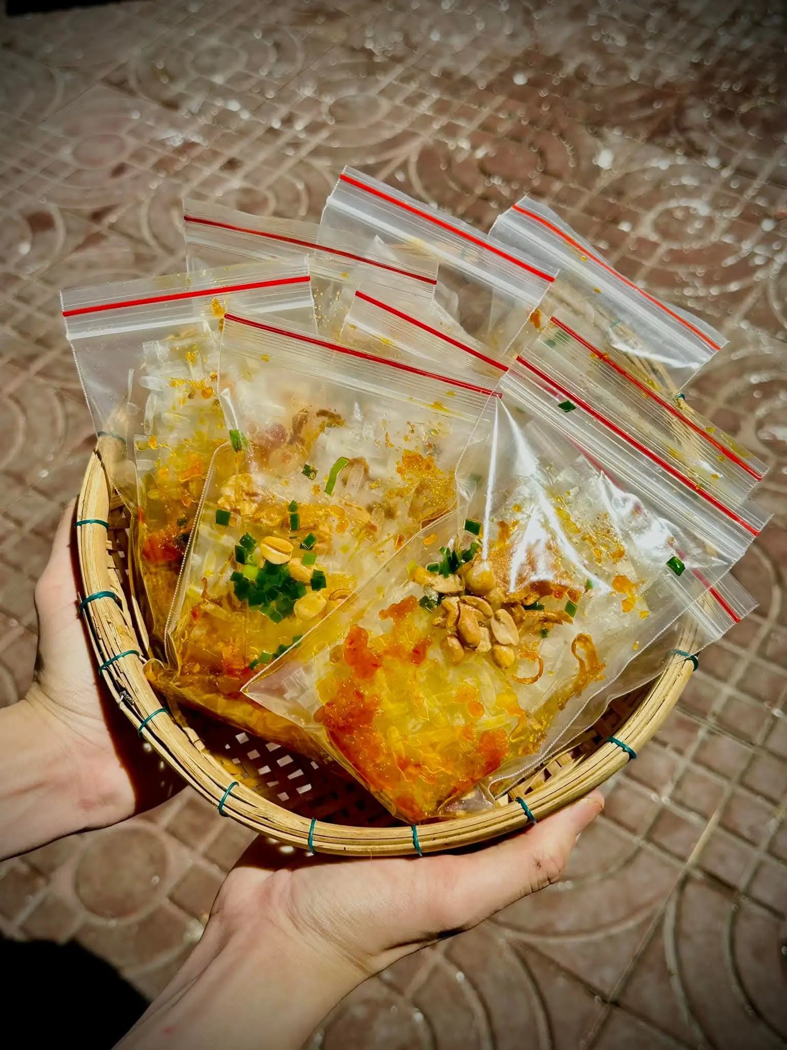 Hình ảnh Bánh Tráng Vuông Mỡ Hành Tôm Rim