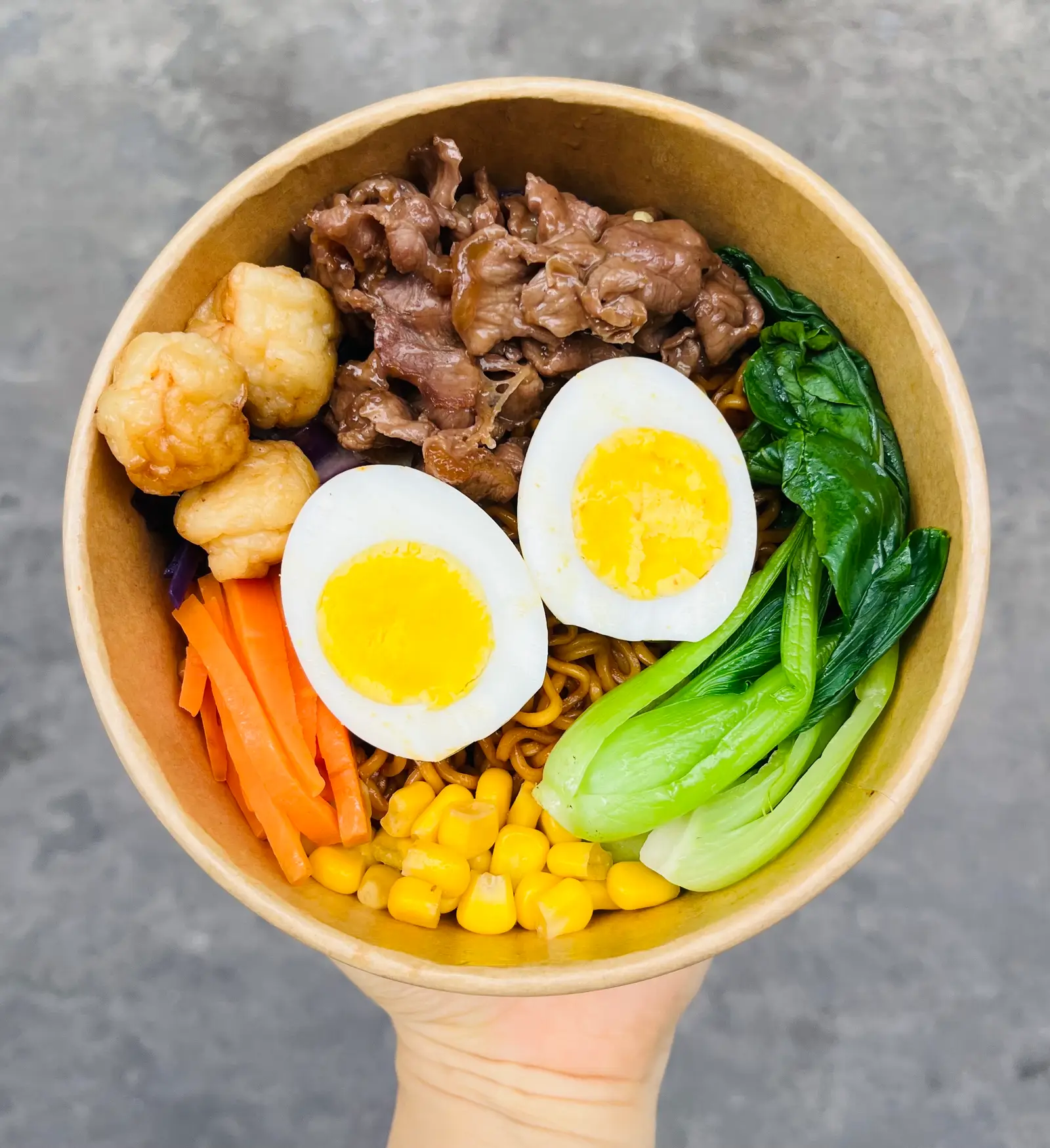 Hình ảnh Mì trộn thập cẩm Bò sốt tiêu đen - Cá viên - Trứng tặng 1 ly trà tắc