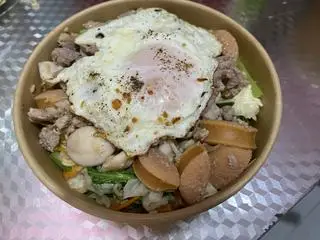 Hình ảnh mì xào thập cẩm (c vien,bò.xúc xích.thịt băm.trứng)