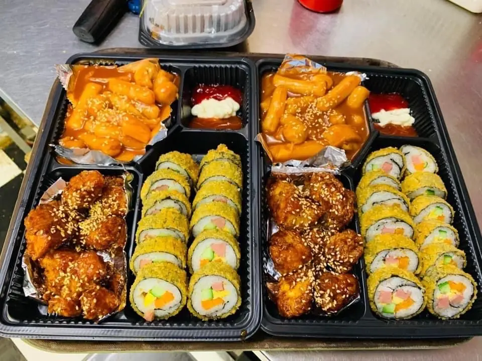 Hình ảnh Box 4 - kimbap - gà sốt cay - tok sốt cay
