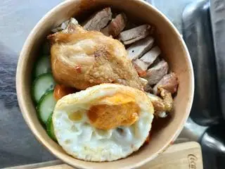 Hình ảnh Cơm đùi gà+heo quay+1 ốp la 