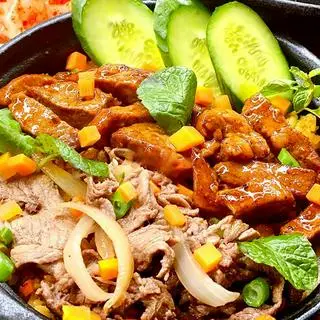 Hình ảnh Cơm thố bò - xá xíu