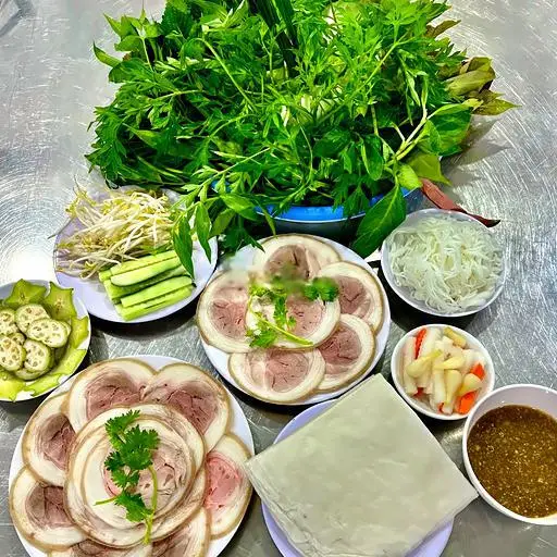 Hình ảnh Bánh tráng cuộn rau rừng thịt nạc heo - phần 2 người