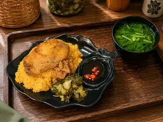 Hình ảnh Cơm gà xối mắm da giòn