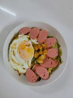 Hình ảnh Mì Trộn Xúc Xích Trứng 